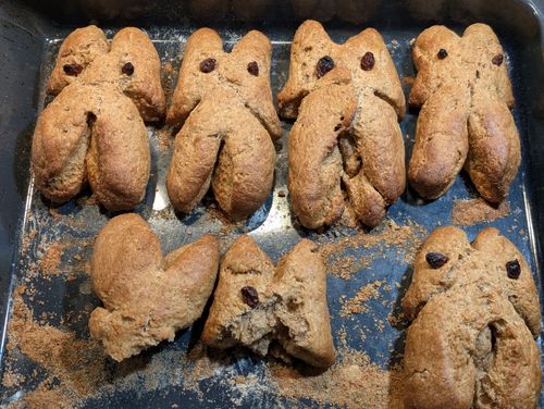 Krampusse (oder so ähnlich) aus süßem Germteig