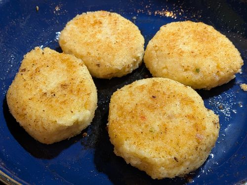 Vier goldgelbe Hirselaibche in einer kleinen blauben Pfanne.