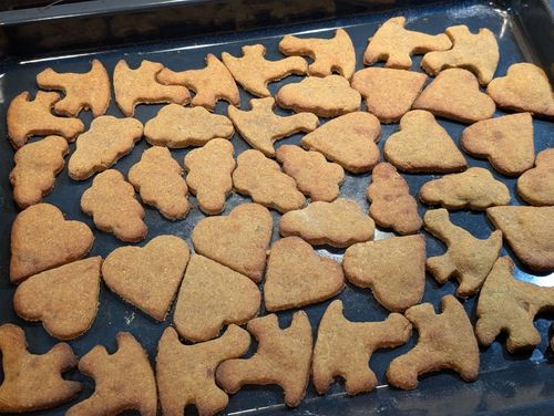 Ein Backblech voll mit Kürbiskeksen in verschiedenen Formen