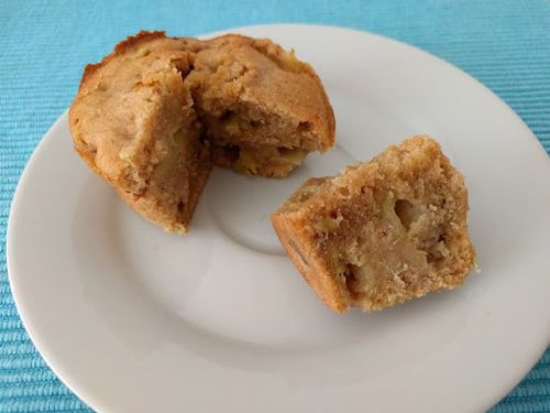 Ein Rhabarber Muffin aus dem ein Viertel herausgeschnitten wurde damit das Innere des Teigs sichtbar ist