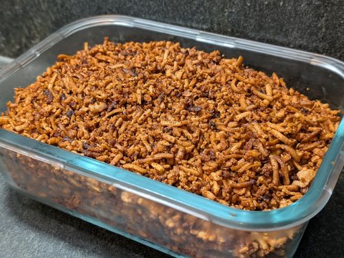 Eine Glasschüssel voll mit goldbraunem Tofuhack