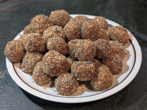Ein Teller voll Topfenknödel mit Mohn-Brösel aus der doppelten Menge des Rezepts